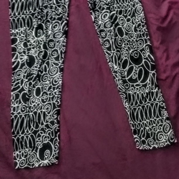 Fancy Fans Women's Black & White Graphic Print Spandex Leggings - Picture 4 of 4